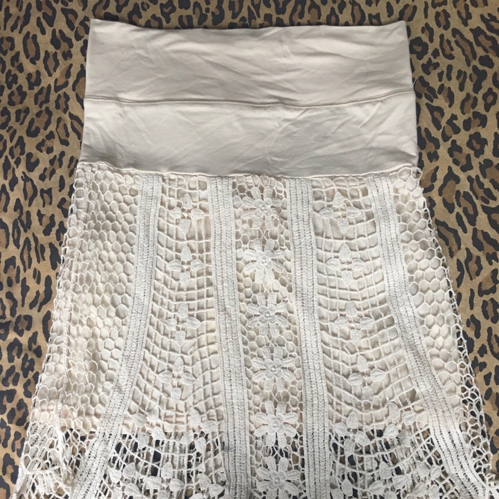 Solitaire lace flower pattern cream skirt
